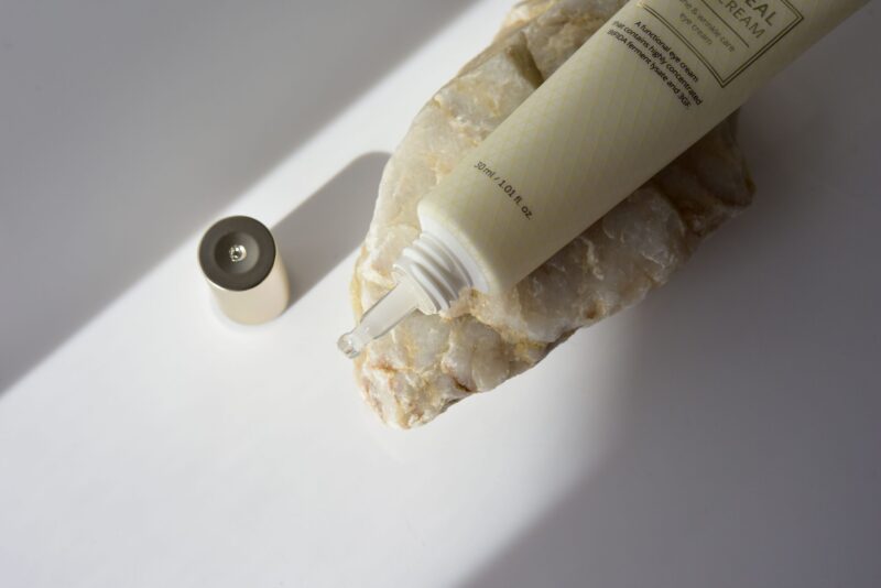 Крем для шкіри навколо очей з лізатом біфідобактерій Isntree TW-REAL Eye Cream 30 ml